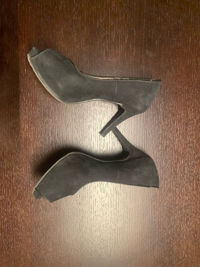 Tacones negros de ante