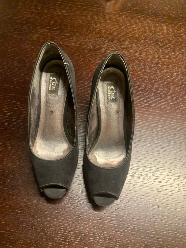 Tacones negros de ante