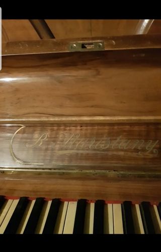 Piano antiguo de madera