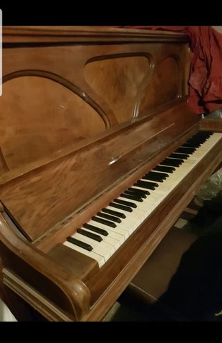 Piano antiguo de madera