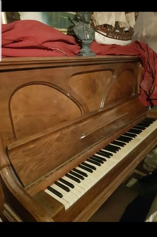 Piano antiguo de madera