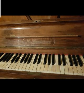 Piano antiguo de madera