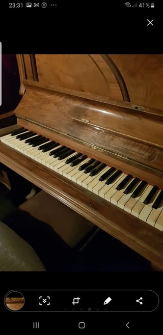 Piano antiguo de madera