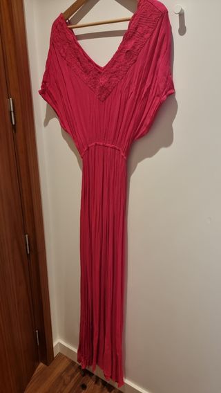 Vestido largo fucsia.