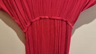 Vestido largo fucsia.