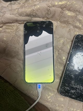 2 iPhone (12 & 14) para reparar