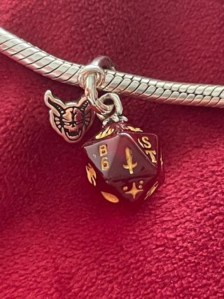 Charm Dado club fuego Stranger Things