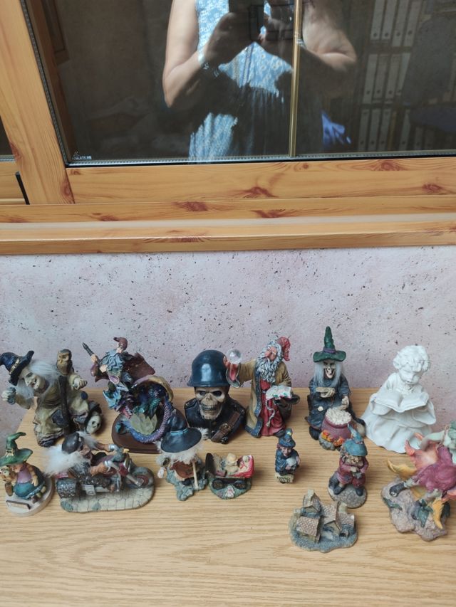 Figuras fantasía: 14 brujas a
1 y 2 euros.