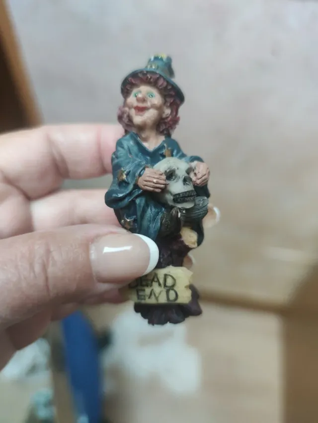 Figuras fantasía: 14 brujas a
1 y 2 euros.