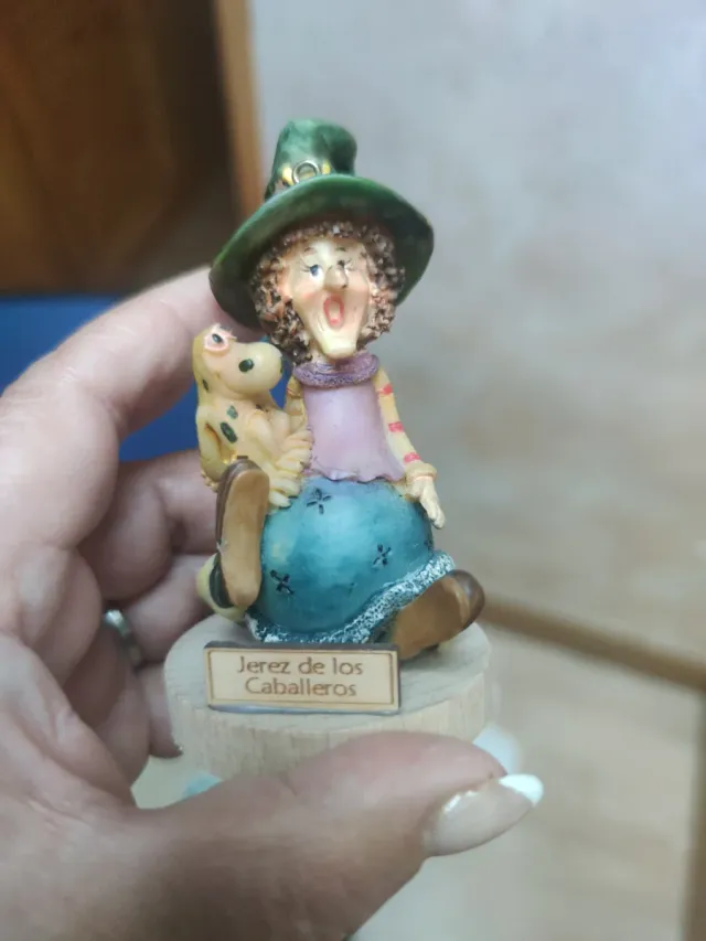 Figuras fantasía: 14 brujas a
1 y 2 euros.