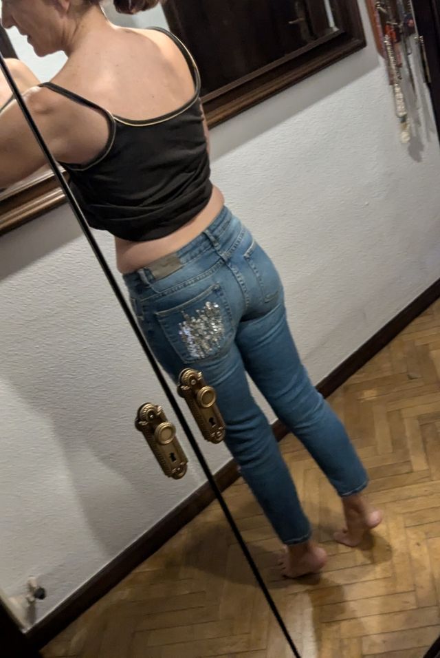 Vaqueros pitillo rotos, tobillero, lentejuelas.