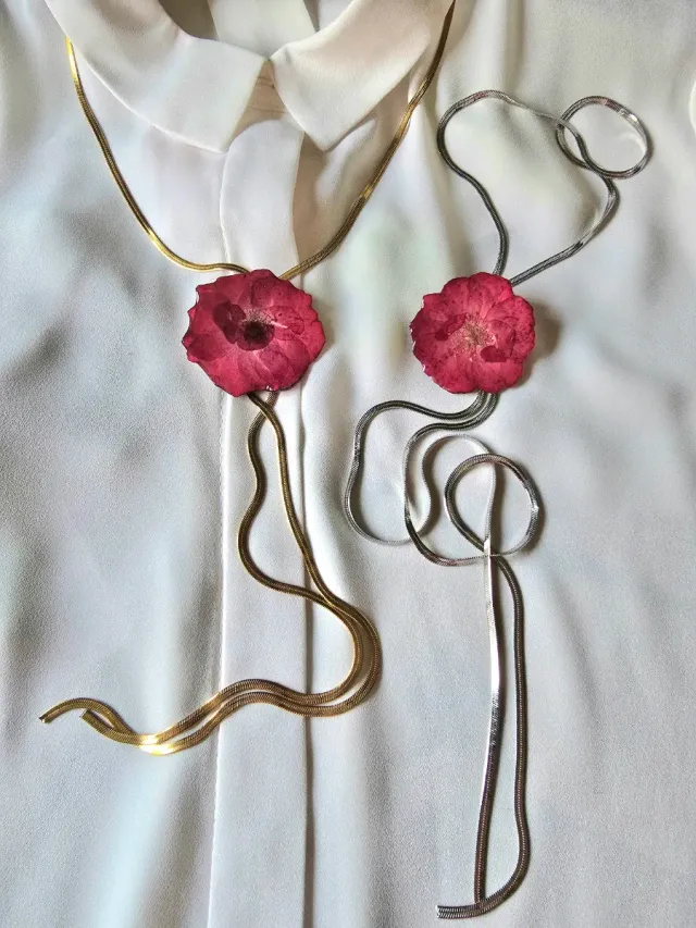 Collar con rosas encapsuladas - dorado o plateado