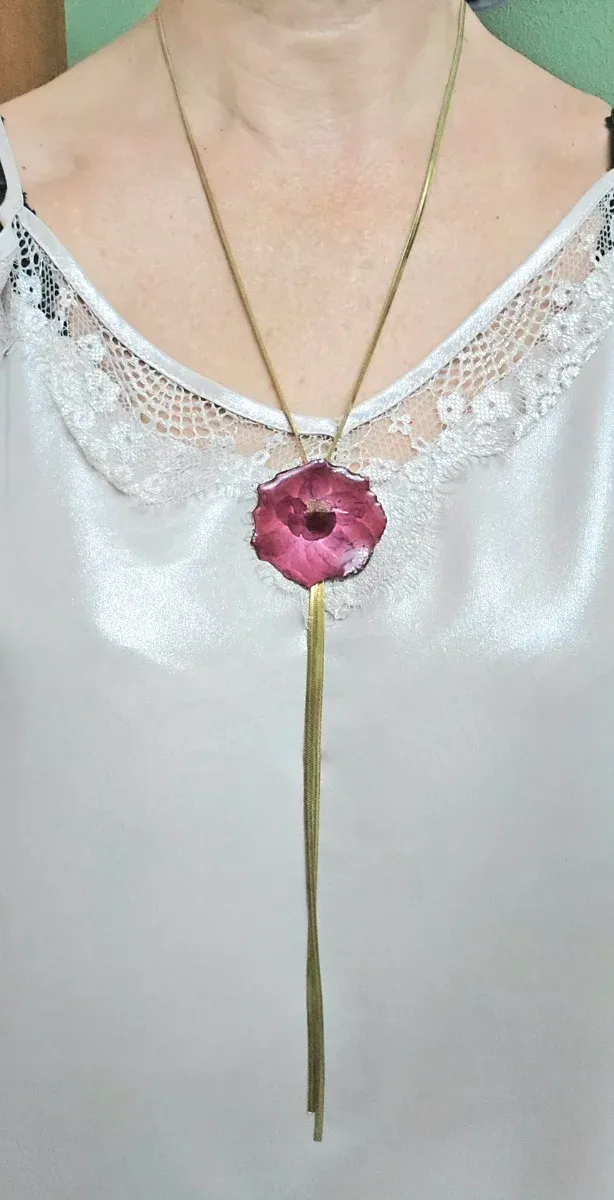 Collar con rosas encapsuladas - dorado o plateado