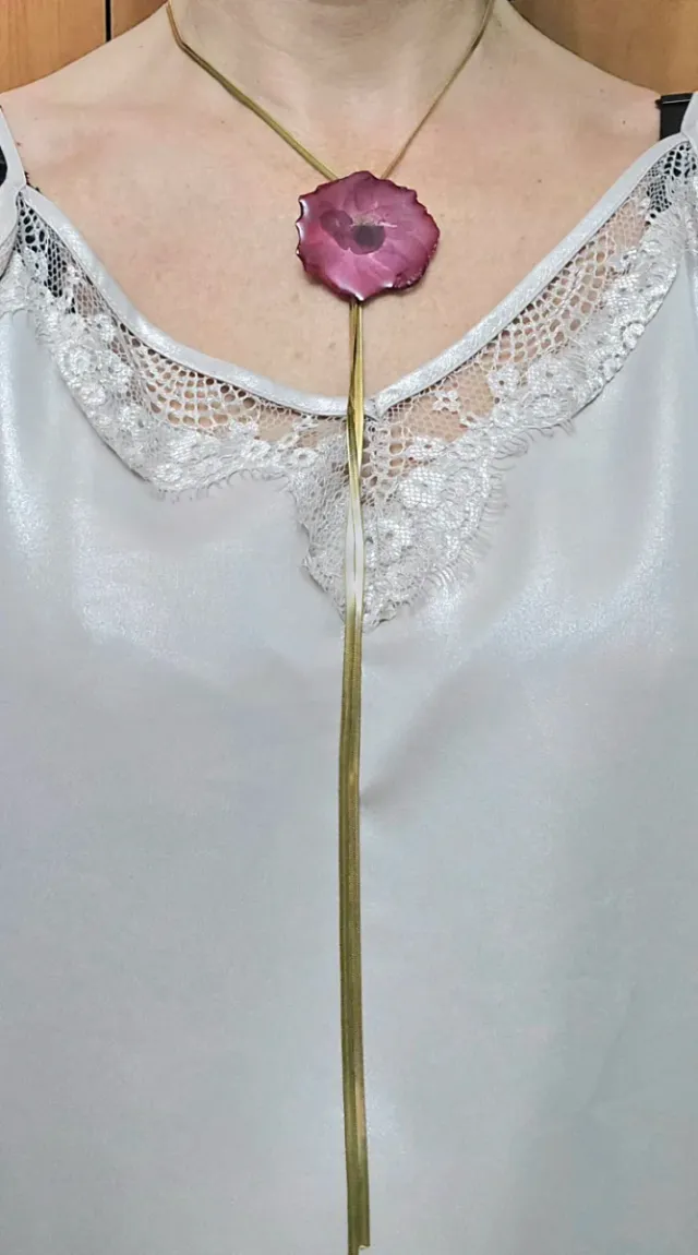 Collar con rosas encapsuladas - dorado o plateado