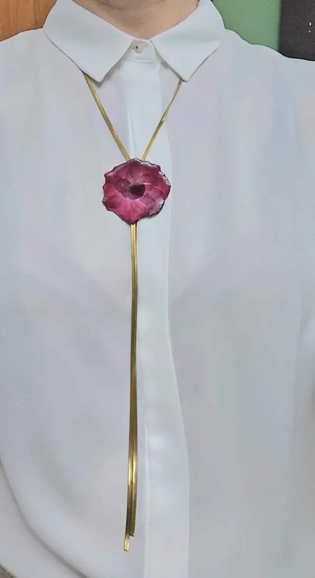 Collar con rosas encapsuladas - dorado o plateado