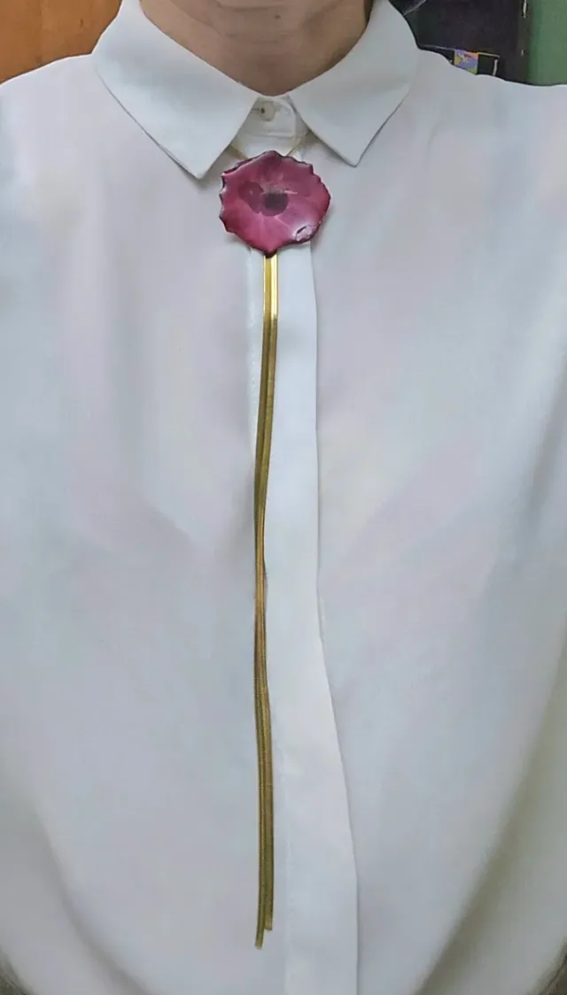 Collar con rosas encapsuladas - dorado o plateado