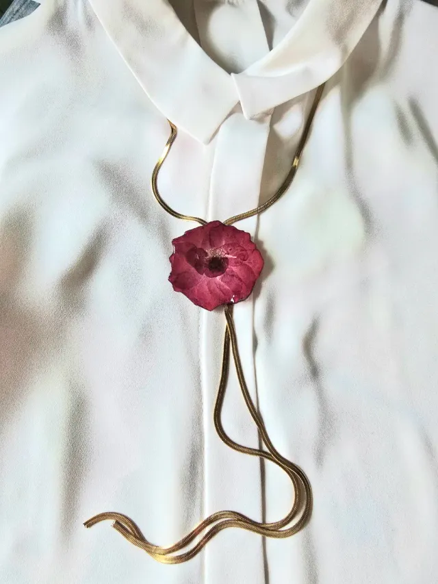 Collar con rosas encapsuladas - dorado o plateado