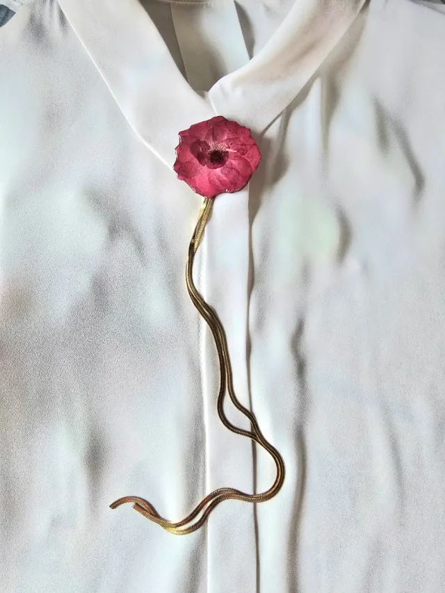 Collar con rosas encapsuladas - dorado o plateado