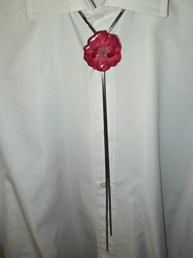 Collar con rosas encapsuladas - dorado o plateado