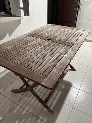 Mesa de jardín de madera
