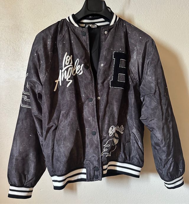 Chaqueta beisbolera negra bordada. (Talla grande)