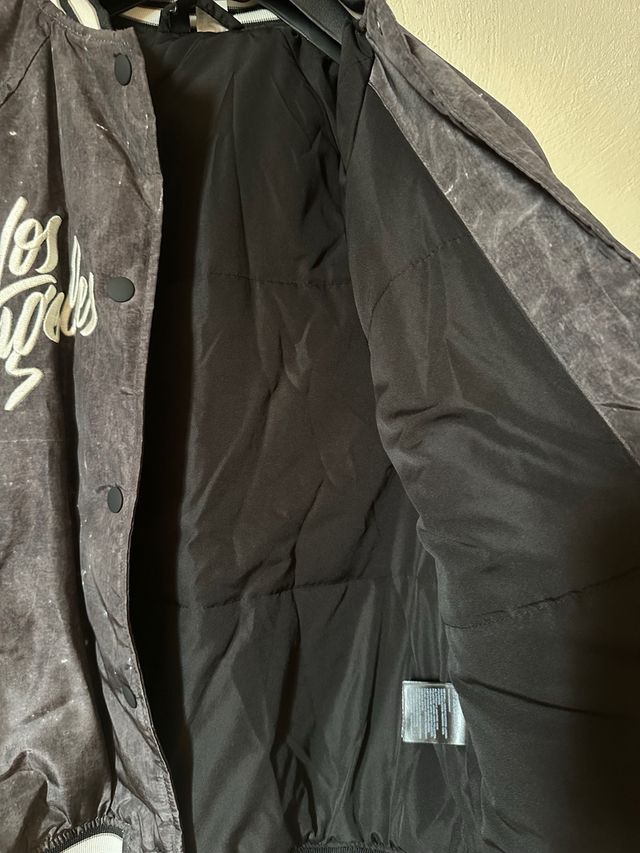 Chaqueta beisbolera negra bordada. (Talla grande)