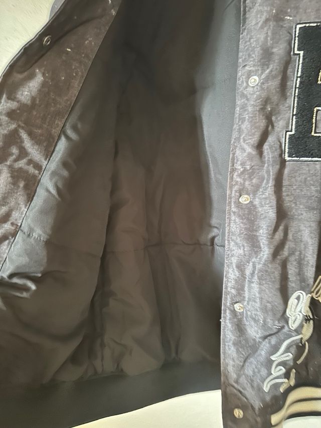 Chaqueta beisbolera negra bordada. (Talla grande)