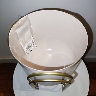 Macetero dorado con base rosa