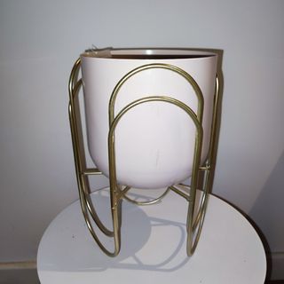 Macetero dorado con base rosa