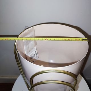 Macetero dorado con base rosa