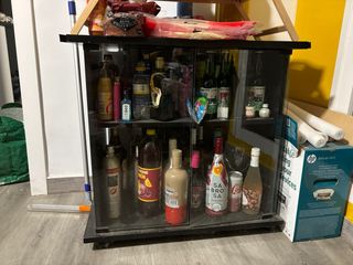 Mueble bar con estantes