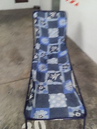 Tumbona azul plegable de tela y metal