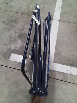 Tumbona azul plegable de tela y metal