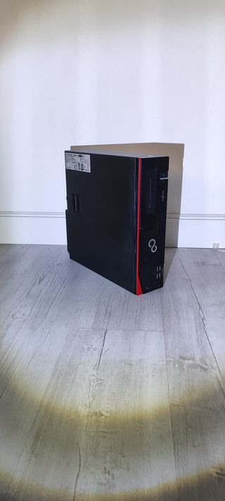 Ordenador sobremesa negro-rojo
