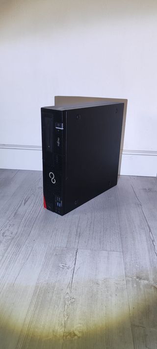 Ordenador sobremesa negro-rojo