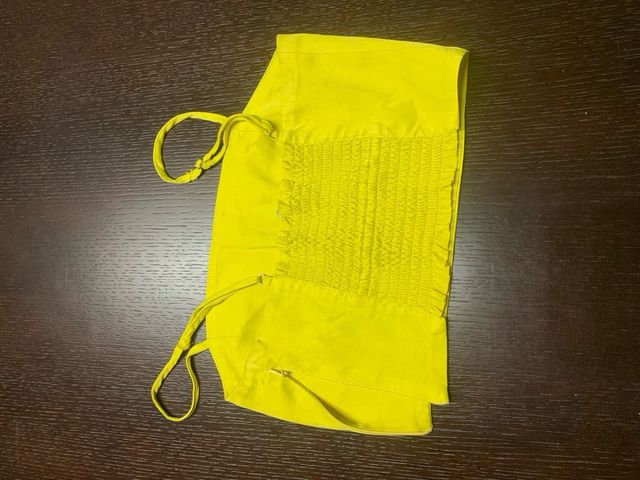 Top amarillo sin mangas