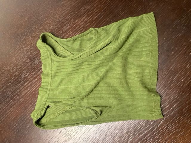 Top corto verde oliva