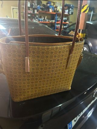 Bolso marrón y amarillo