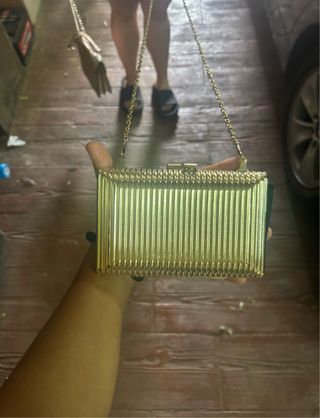 Bolso dorado de mano