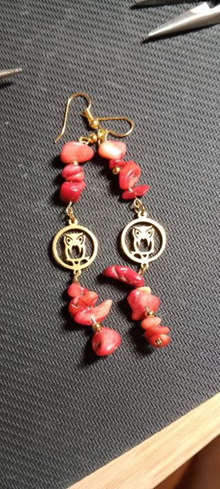 Pendientes largos dorados con coral