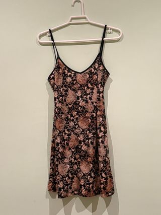 Vestido vintage corto con tirantes finos .