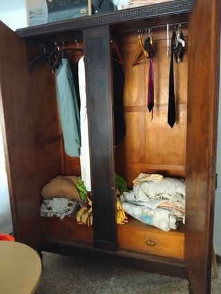 Ropero antiguo de madera