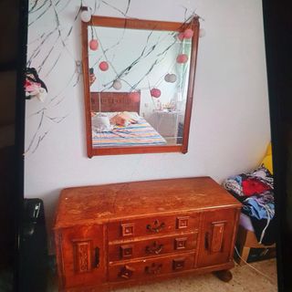 Mueble con espejo antiguo
