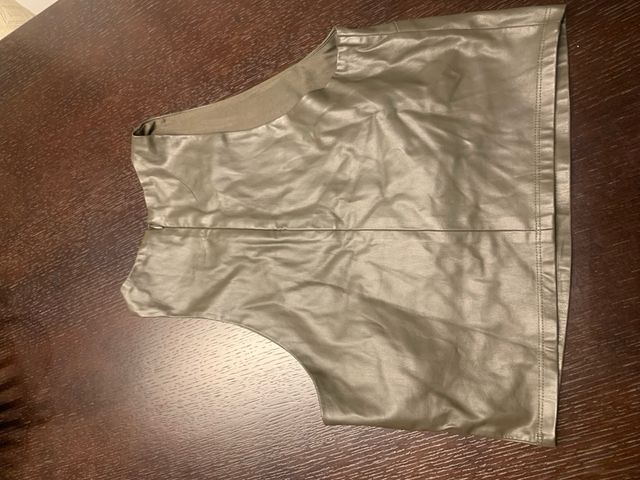 Top cuero verde oliva