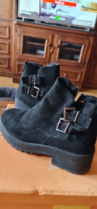Botines negros ante mujer