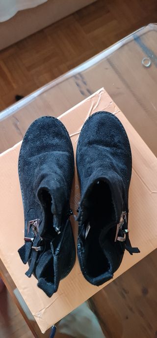 Botines negros ante mujer