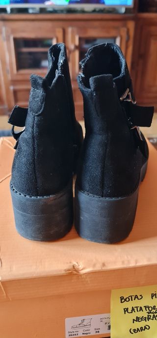 Botines negros ante mujer