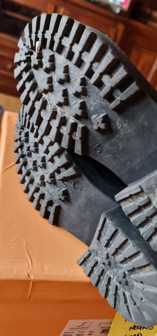 Botines negros ante mujer