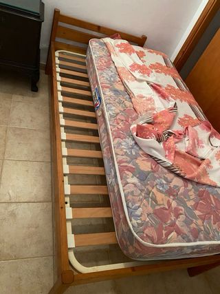 Cama individual madera de pino.

