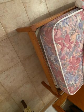 Cama individual madera de pino.

